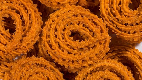 Diwali Festival : मूग डाळीच्या कुरकुरीत  चकल्या