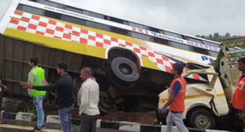 खासगी बस-व्हॅन अपघात,तरुणाचा मृत्यू; सुदैवाने मोठी घटना टळली