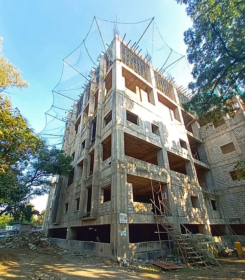 फुलबाजाराच्या इमारतीचे बांधकाम अर्धवट