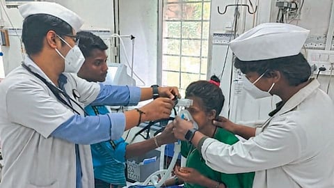 Nagpur : गांधी टोपी घालून रुग्णांवर उपचार