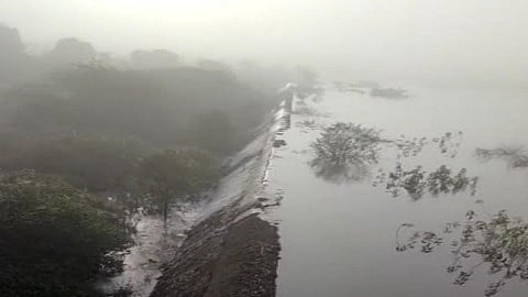 रायगव्हाण (ता.कळंब) : मध्यम प्रकल्प रविवारी पहाटे ओव्हरफ्लो झाल्यानंतर सांडव्यावरून पाणी जाण्यास सुरवात झाली.