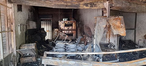 मळगाव बाजारपेठेतील माॅर्डन बेकरी शाॅर्टसर्कीटने लागलेल्या आगीत जळून खाक