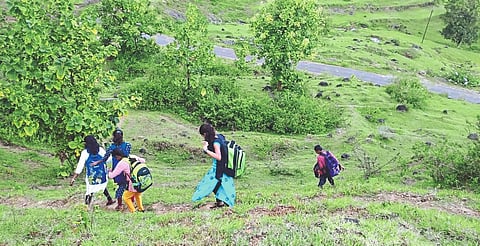 अडीच महिन्यांपासून विद्यार्थी घरातच अडकले
