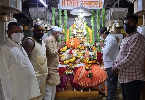 खासदार पाटील यांनी पाल येथील श्री खंडोबा मंदिरास भेट देऊन दर्शन घेतले