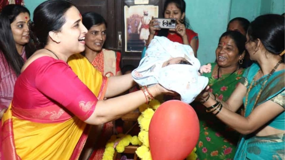 येळवडे : सुरक्षारक्षकाच्या मुलीची आत्या बनून नामकरण करताना चित्राताई वाघ.