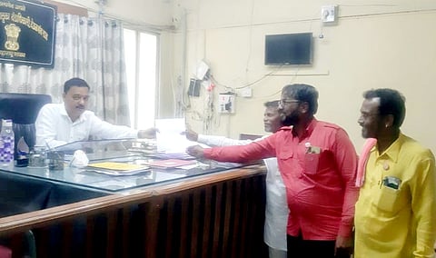 निवेदन देताना स्वाभिमानी शेतकरी कार्यकर्ते