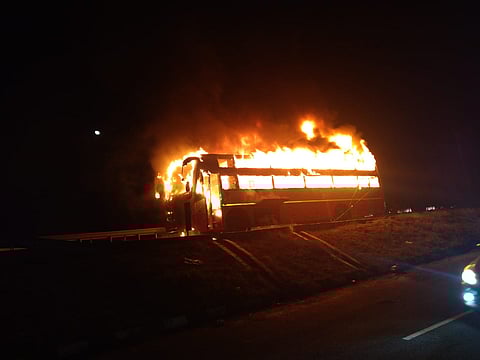 पुणे-बेंगलोर महामार्गावर एसटी बसला आग