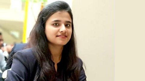 कोरोनामुळे वडिलाचं छत्र हरपलं; तरी विशाखाने त्यांचं स्वप्न सत्यात उतरवलं