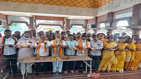 औरंगाबाद : भाजपतर्फे गजानन महाराज मंदिरात आरती करीत आनंदोत्सव साजरा करण्यात आला.