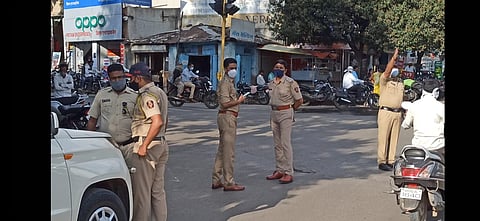 नाशिक : सातपूर पोलिसांकडून अनधिकृत फलक-होर्डिंगविरुद्ध कारवाई