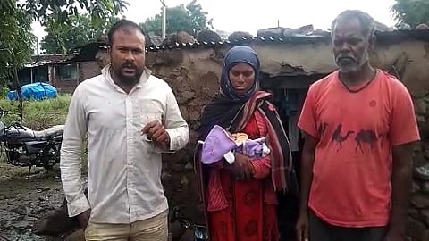 ब्राह्मणगाव (ता.पैठण, जि. औरंगाबाद) : ग्रामस्थांच्या सतर्कतेमुळे पुरात अडकलेल्या आईसह बाळाला वाचवले आहे.