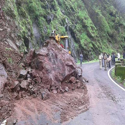 मुसळधार पावसामुळे करूळ घाटात दरड कोसळली,वाहतुक ठप्प