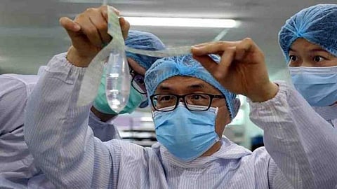 UNISEX CONDOM : मलेशियन स्त्रीरोग तज्ज्ञांनी बनवलं जगातलं पहिलं युनिसेक्स कंडोम