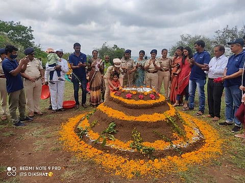 झाडांचा वाढदिवस ट्रॅक्टरभर शेण खतापासून बनवलेला केक कापून केला साजरा