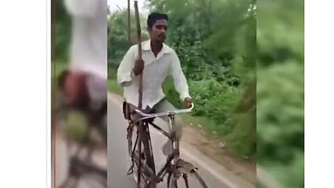 पाय नसतानाही चालवतोय तुफान सायकल; IAS अधिकाऱ्याचा व्हिडीओ चर्चेत