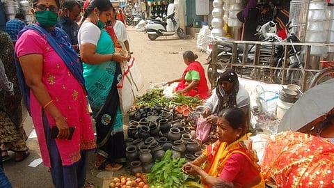 घटस्थापनेसाठी फुलला बाजार