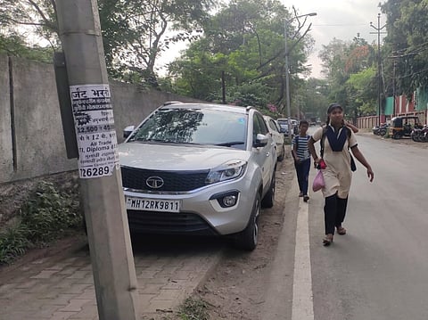 नामांकित चारचाकी कंपनीचे सर्व्हिस सेंटरची वाहने पदपथावर उभी असल्याने पादचाऱ्यांना रस्त्याच्या मधोमध चालवे लागत आहे.’