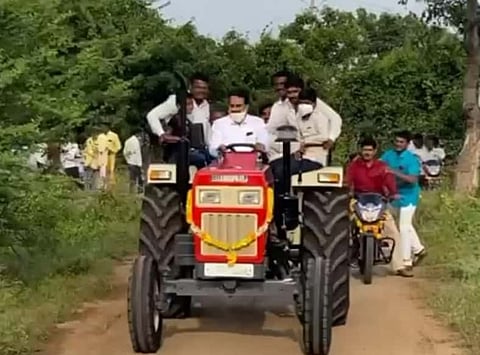 ट्रॅक्टर चालवून हर्षवर्धन पाटील यांनी जिंकली शेतकऱ्यांची मने