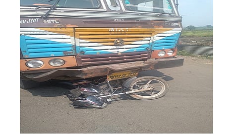 अर्धापूर : नांदेड- अर्धापूर रस्त्यावरील आसना पूलाजवळ झालेल्या ट्रक-दुचाकी अपघातात एकाचा जागीच मृत्यू झाला आहे.