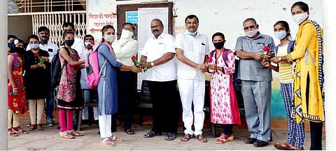 इंदापूर: गुलाब पुष्प व मास्क देऊन विद्यार्थ्यांचे शाळेत स्वागत