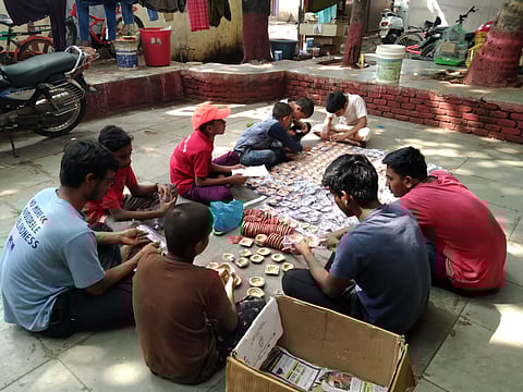 ओळ-दापोडी येथे सरस्वती अनाथ आश्रमात  दिवाळी सणासाठी पणत्या काम करताना विद्यार्थी.