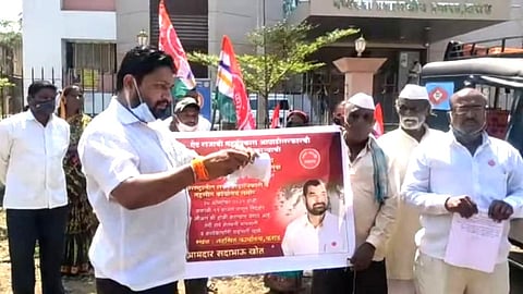 शासन मदतीचा अद्यादेश फाडून निषेध; 'रयत'कडून शेतकऱ्यांना जादा भरपाईची मागणी