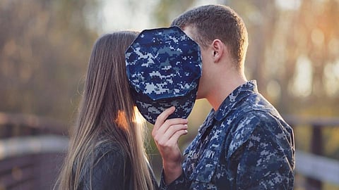 चित्रपटात शारीरिक संबंधांची सुरुवात 'किसींग'ने का होते?