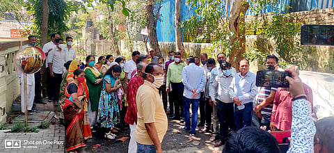 आनंद पार्क सोसायटीतील रहिवाशां कडून प्रशासन अधिकारी घातला घेराव