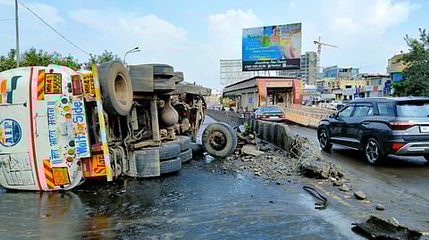 पुणे - अपघातग्रस्त टँकर हटवण्यासाठी मुंबईवरून मागवली क्रेन