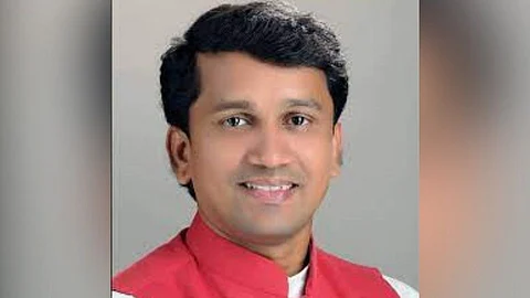 पोल्ट्री व्यवसायिकांना सुखाचे दिवस येणार - विशाल परब