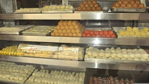 सावधान! मिठाई घेताय तर जरा एक्स्पायरी डेटकडेही असू द्या लक्ष