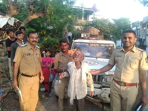वृद्धाला कुटुंबीयांच्या ताब्यात देताना जरीपटका पोलिस