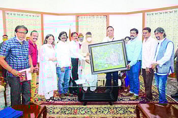 कापडणेच्या सुपुत्राची कलाकृती राजभवनात झळकणार