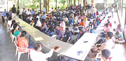 औंध :- शिकाऊ उमेदवारी भरती मेळाव्यास उपस्थित उमेदवार.