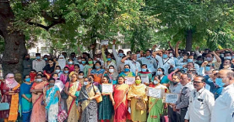 नांदेड : जिल्हाधिकारी कार्यालयासमोर कर्मचाऱ्यांचे ठिय्या आंदोलन