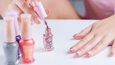 ग्लॉसी नेल पॉलिशला द्या मॅट लूक; जाणून घ्या सोप्या टिप्स