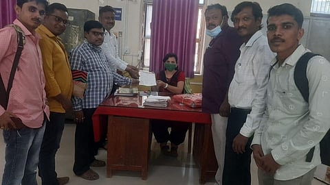 तलाठ्यांचे आंदोलन : जगतापांची बदली होईपर्यंत 'काम बंद'!