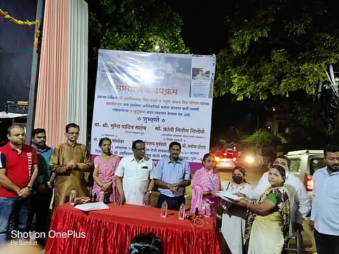 गरिबांच्या घरी दिवाळी साजरी करण्यासाठी तरुणांनी धुतल्या गाड्या