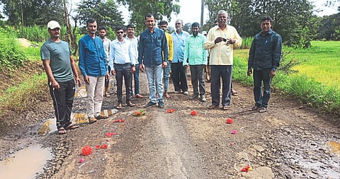 रस्त्यावरील खड्ड्यांचीच केली आरती