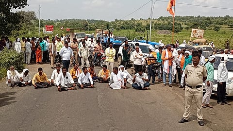 औंढा नागनाथ (जि.हिंगोली) : तालुक्यातील सिद्धेश्वर धरणातील पाणी पूर्णा नदीपात्रात मोठ्या प्रमाणात सोडल्यामुळे पुराचे पाणी शेतकऱ्यांच्या शेतामध्ये गेले. पिकामध्ये  पाणी साचल्याने पिकांचे नुकसान झाले. त्याचे पंचनामे करून शेतकऱ्याला आर्थिक मदत मिळावी.