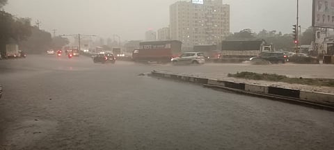 कात्रज कोंढवा रस्ता : पाऊस कोसळत असताना मोठ्या प्रमाणावर वाहतूक कोंडी झाल्याचे पाहायला मिळाले