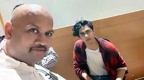 कोण आहे केपी गोसावी? आर्यनसोबतचा सेल्फी झाला होता व्हायरल