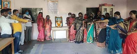 कांदलगावात "साऊ-जिजाऊ"च्या लेकींनी घेतली स्वच्छतेची शपथ