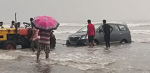 या पर्यटकांना कुणीतरी आवरा रे..; समुद्रकिनाऱ्यावर अडकली चारचाकी अन्..