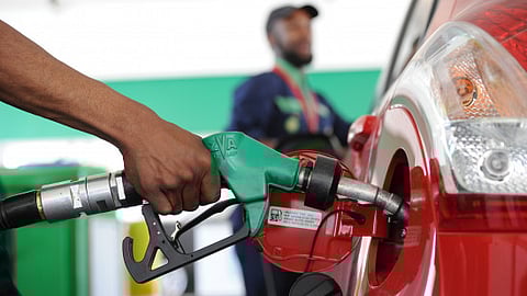 पेट्रोल-डिझेल वर चालणाऱ्या गाड्यांचे उत्पादन बंद करणार 'या' कंपन्या