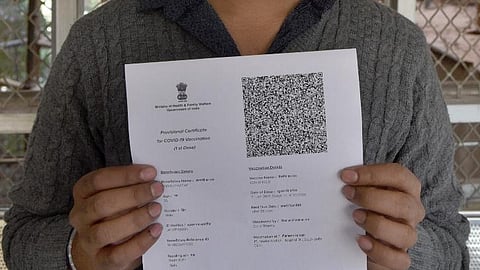 'स्वखर्चाने घेतलीय लस; हटवा मोदींचा फोटो'; हायकोर्टात याचिका