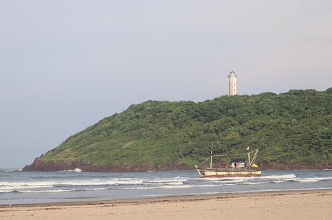 समुद्रात मासेमारीला जात असताना नौका गाळात रुतली