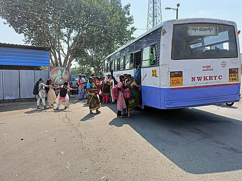 मलिकवाड : बसस्थानक आवारात बसमध्ये चढण्याची कसरत करताना विद्यार्थी.