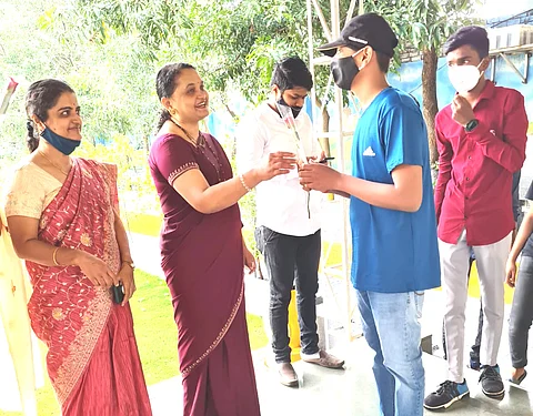 आदित्य इंग्लिश मीडियम स्कूलमध्ये विद्यार्थ्यांचे स्वागत