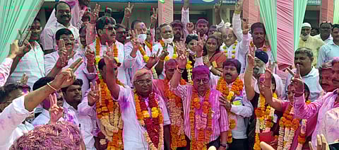 कृषी उत्पन्न बाजार समितीत जल्लोष करताना विजयी उमेदवार